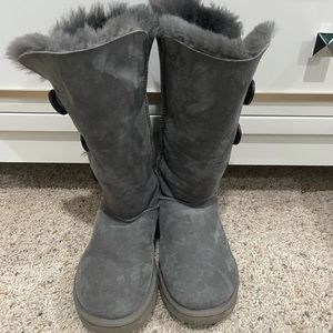 Ugg Bailey Button Triplet Gray Size 6